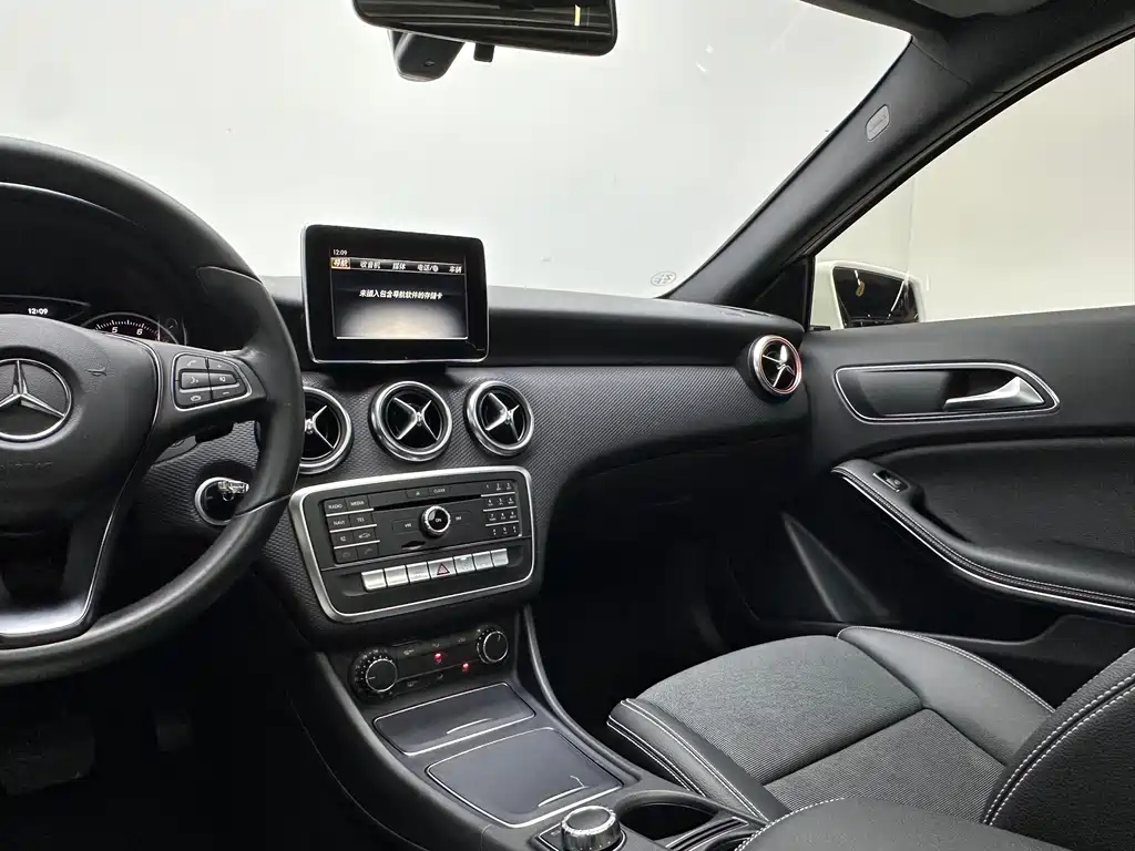 Mercedes-Benz A-Class 2018 — фото 15