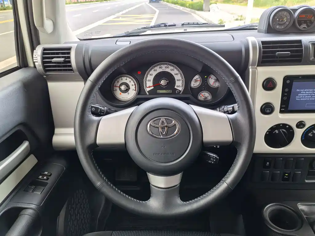 Toyota FJ Cruiser 2024 — фото 8