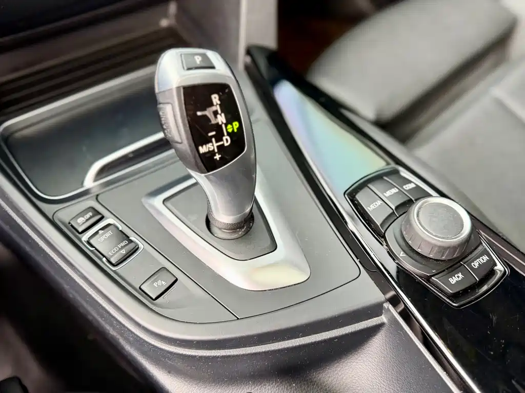 BMW 3 Series 2018 — фото 11