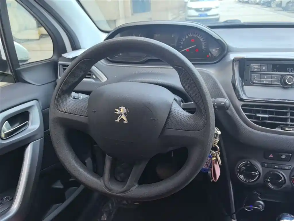 Peugeot 2008 2016 — фото 11