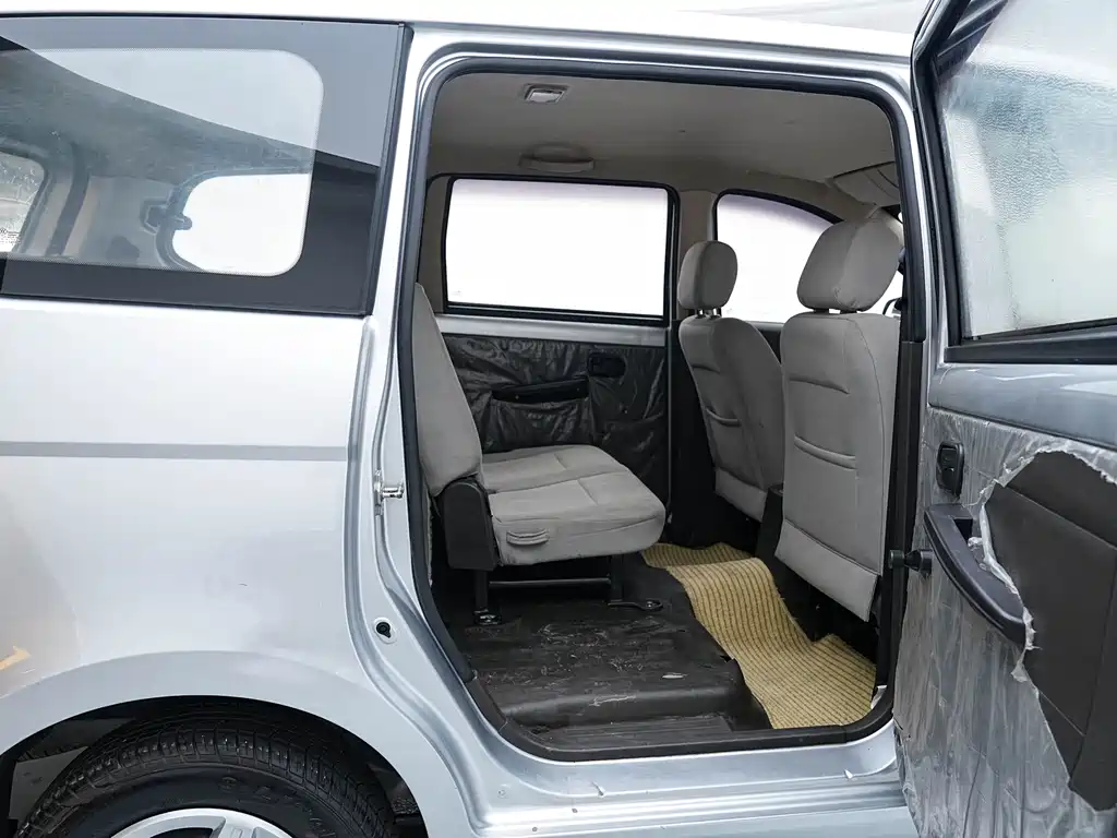 Wuling Hongguang 2015 — фото 15