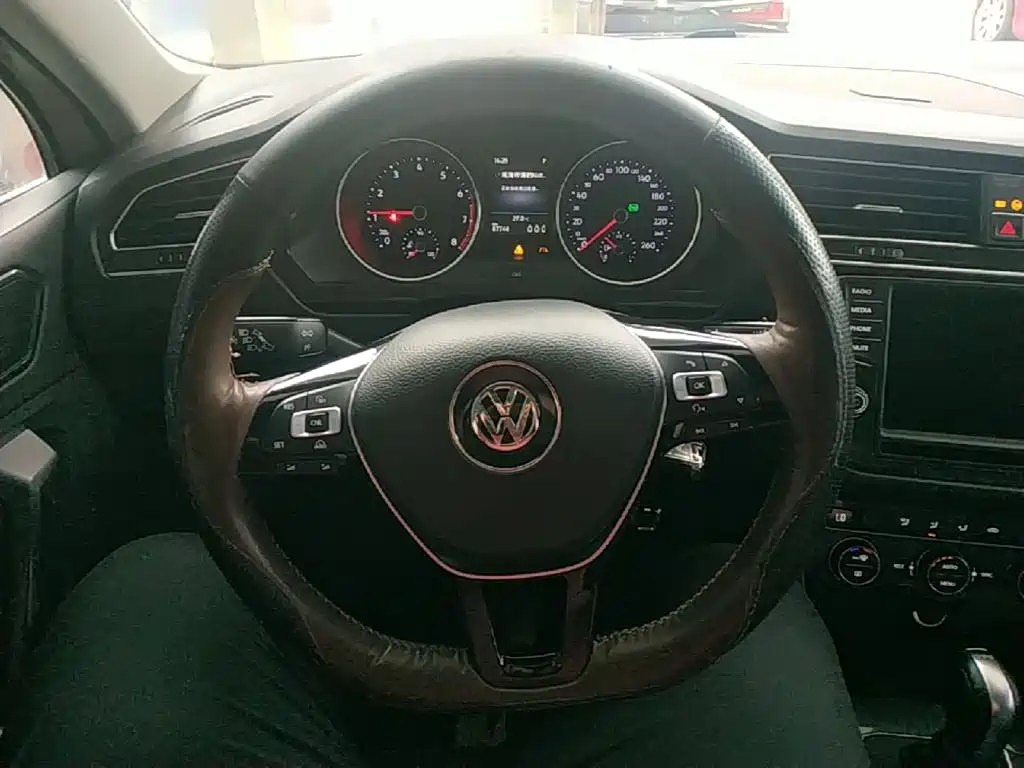 Volkswagen Tiguan 2017 — фото 11