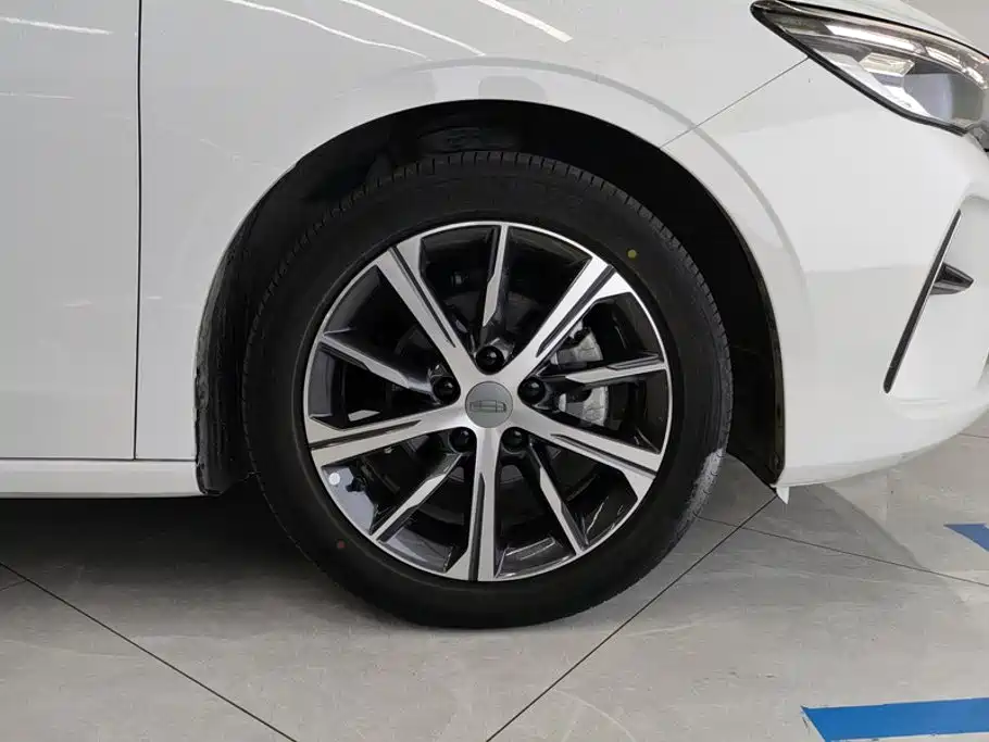 Geely Emgrand 2022