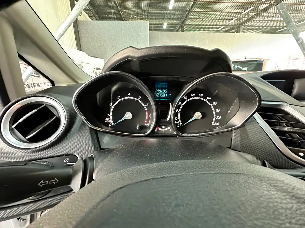 Ford Fiesta 2014 — фото 12