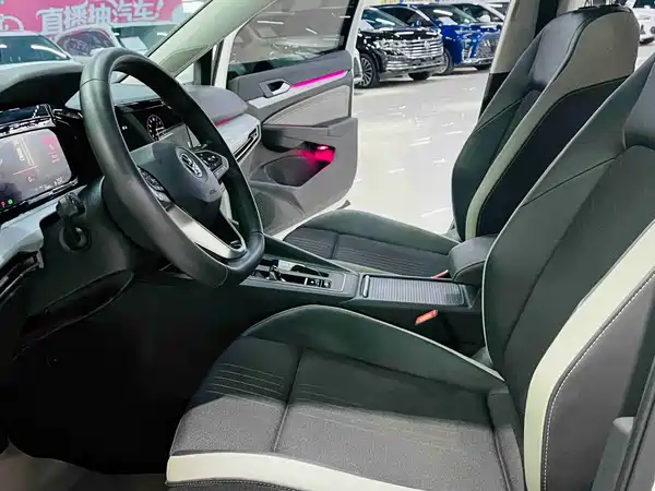 Volkswagen Golf 2024