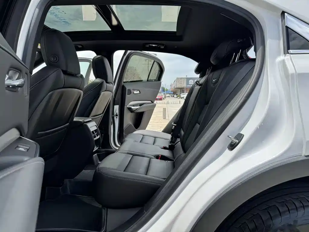 Cadillac XT4 2022 — фото 16