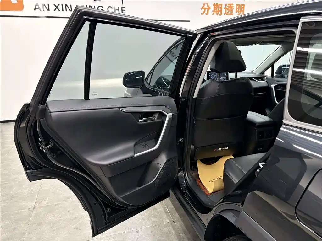 Toyota RAV4 2022 — фото 13