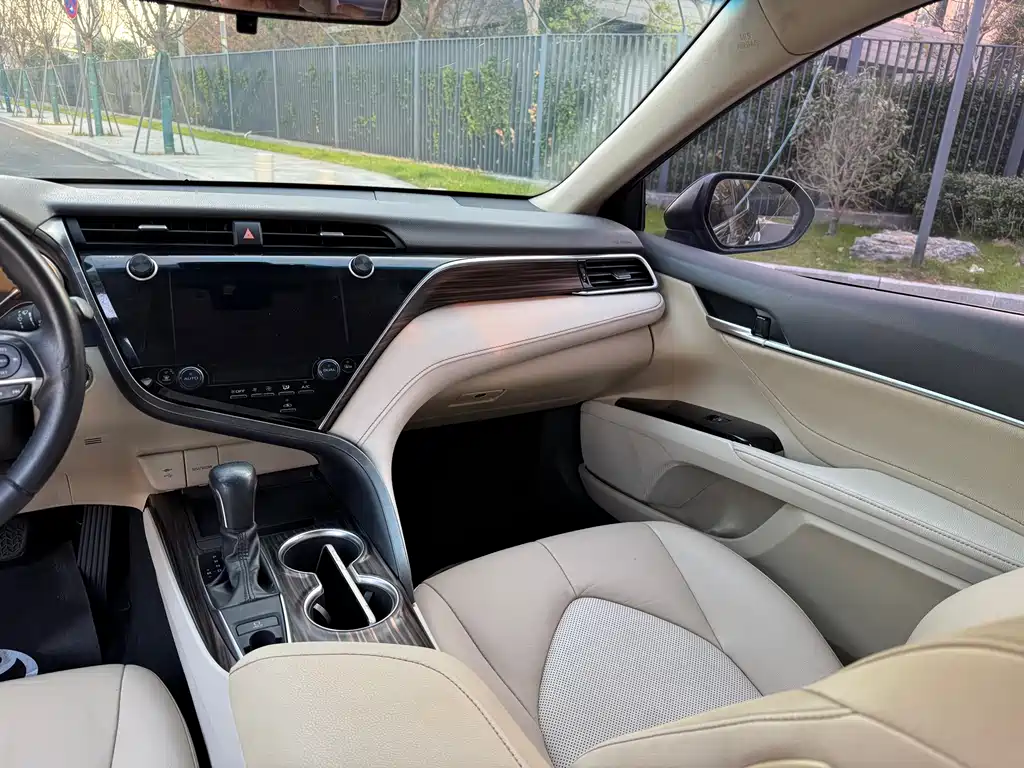 Toyota Camry 2020 — фото 10