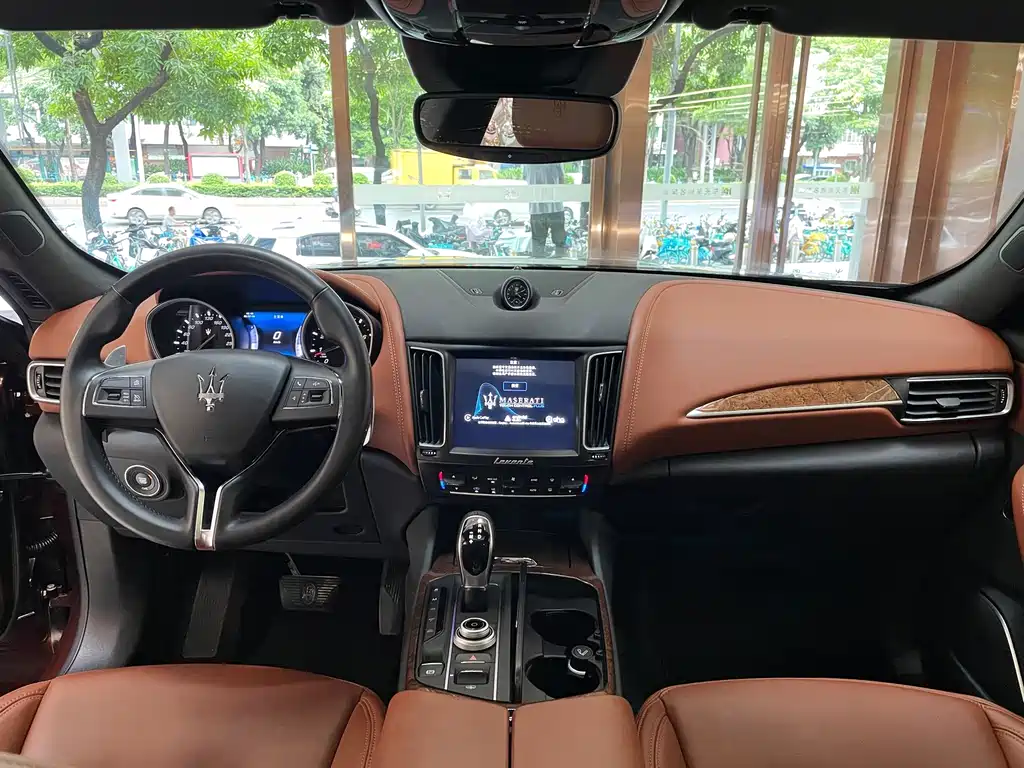 Maserati Levante 2017 — фото 16