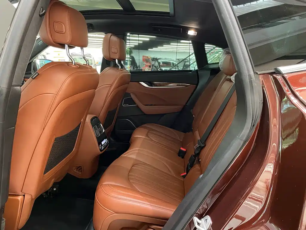 Maserati Levante 2017 — фото 17
