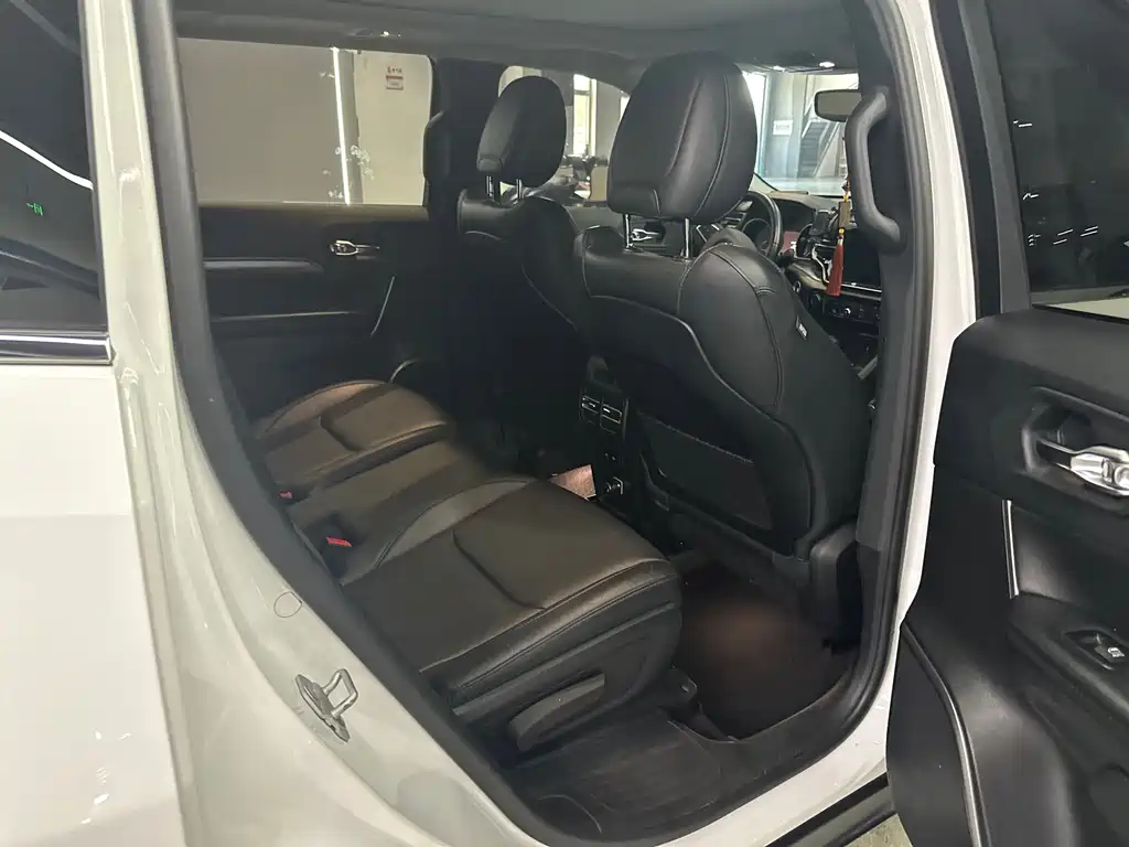 Jeep Commander 2019 — фото 15
