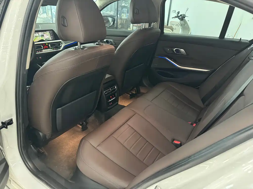 BMW 3 Series 2019 — фото 10