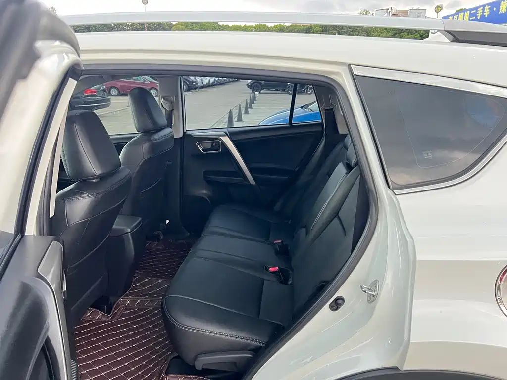 Toyota RAV4 2016 — фото 13