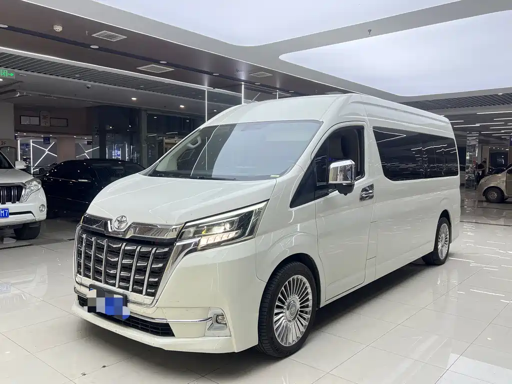 Toyota Hiace 2022 — фото 1