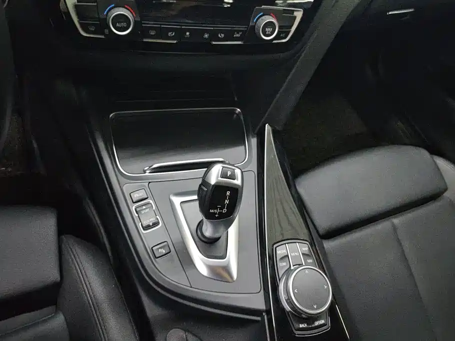 BMW 3 Series 2019 — фото 16