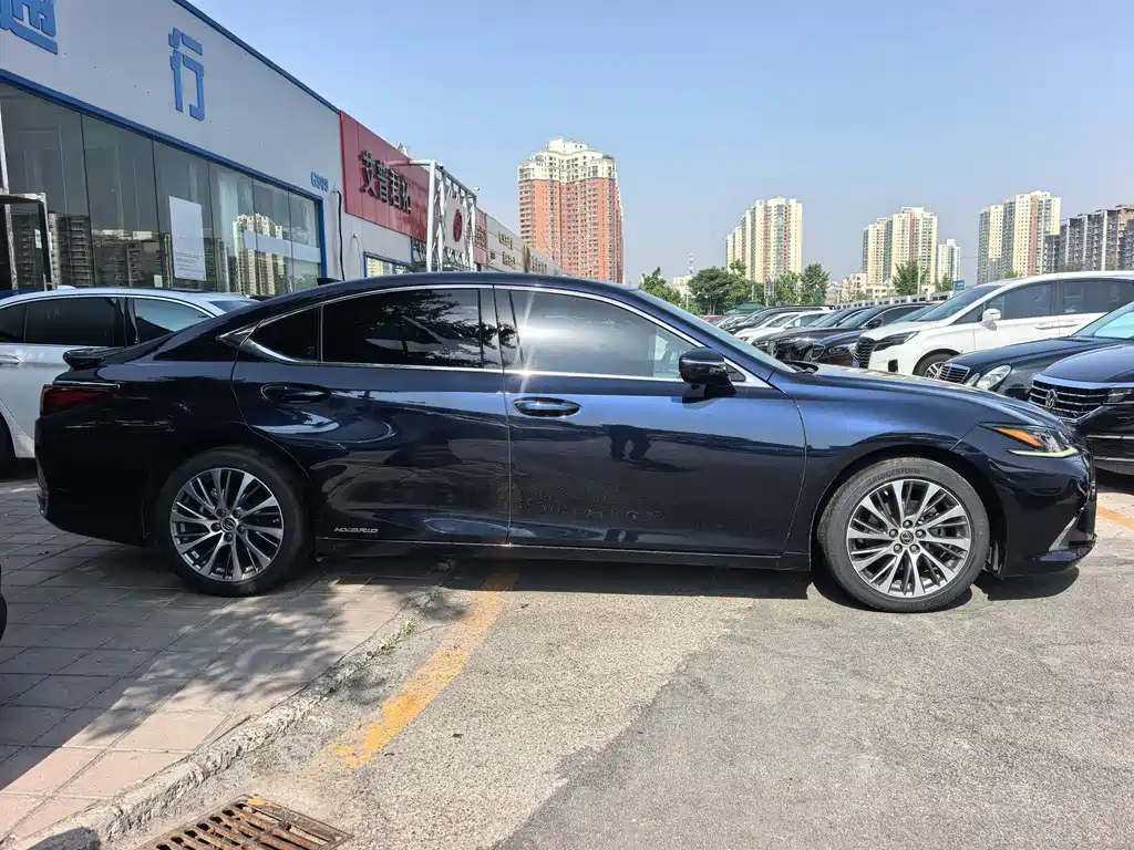 Lexus ES 2018 — фото 16