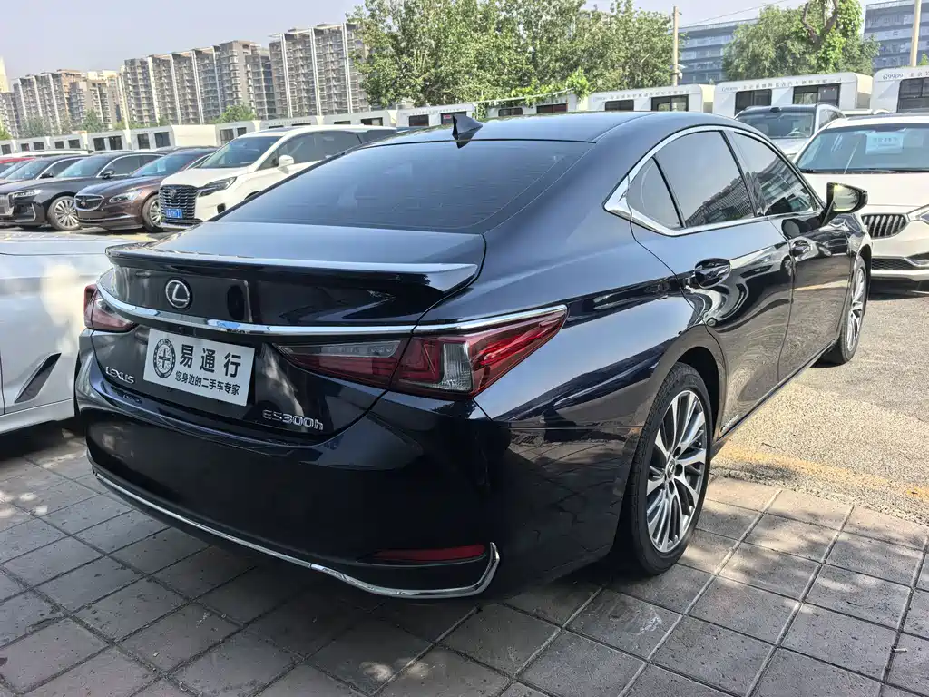 Lexus ES 2018 — фото 15