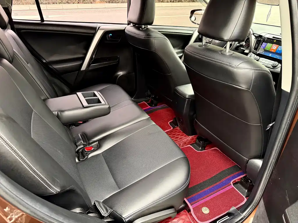 Toyota RAV4 2019 — фото 12