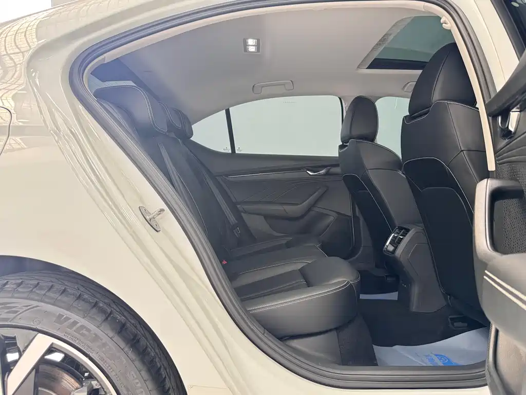 Skoda Octavia 2023 — фото 12