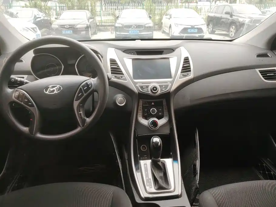 Hyundai Elantra 2016 — фото 12