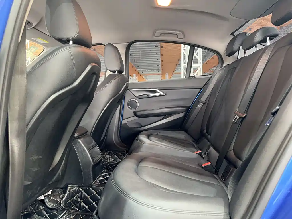 BMW 1 Series 2019 — фото 11