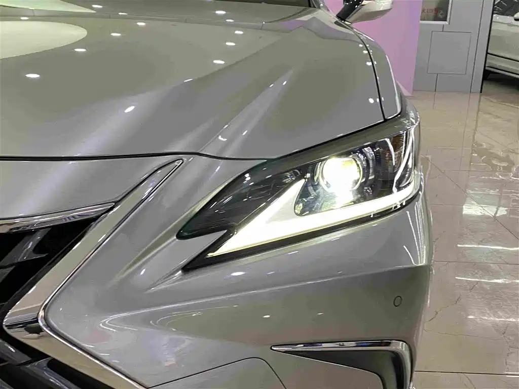 Lexus ES 2024