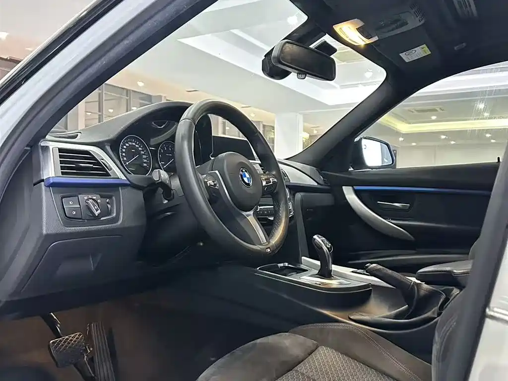 BMW 3 Series 2018 — фото 9