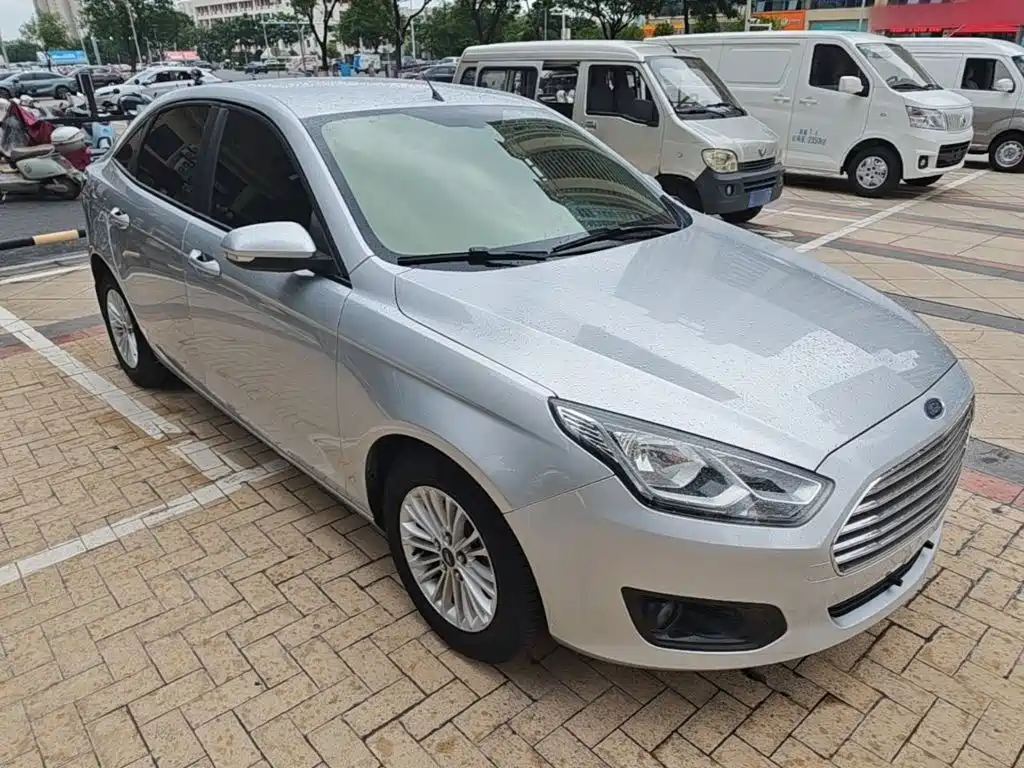 Ford Escort 2015 — фото 22