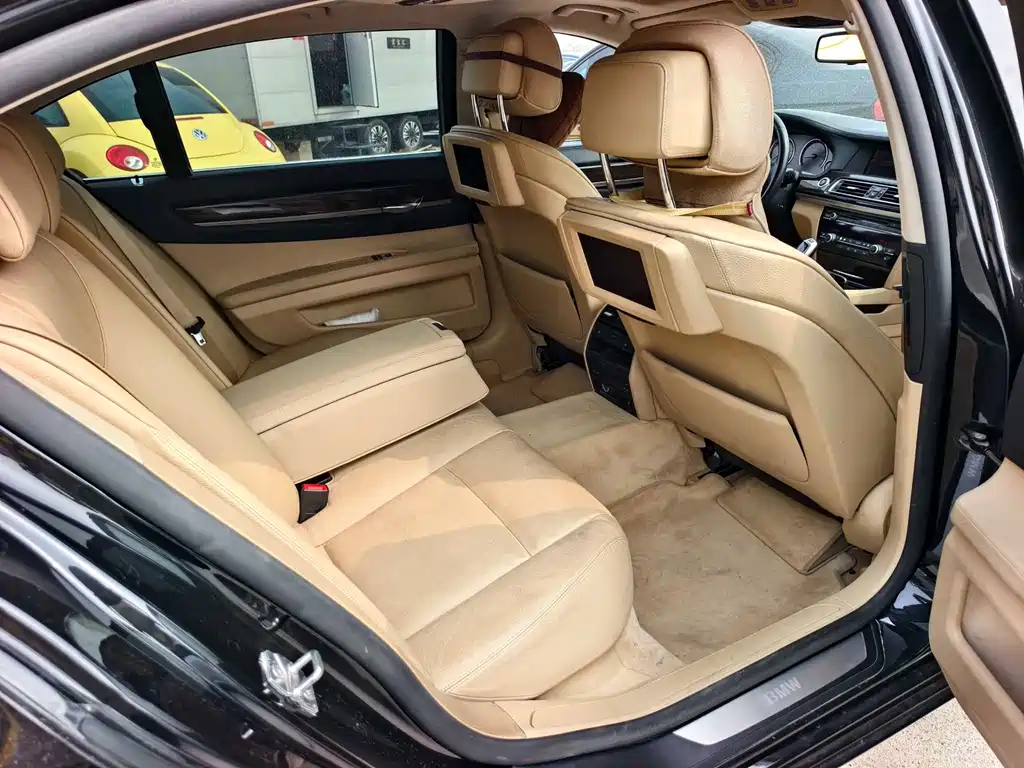 BMW 7 Series 2009 — фото 18
