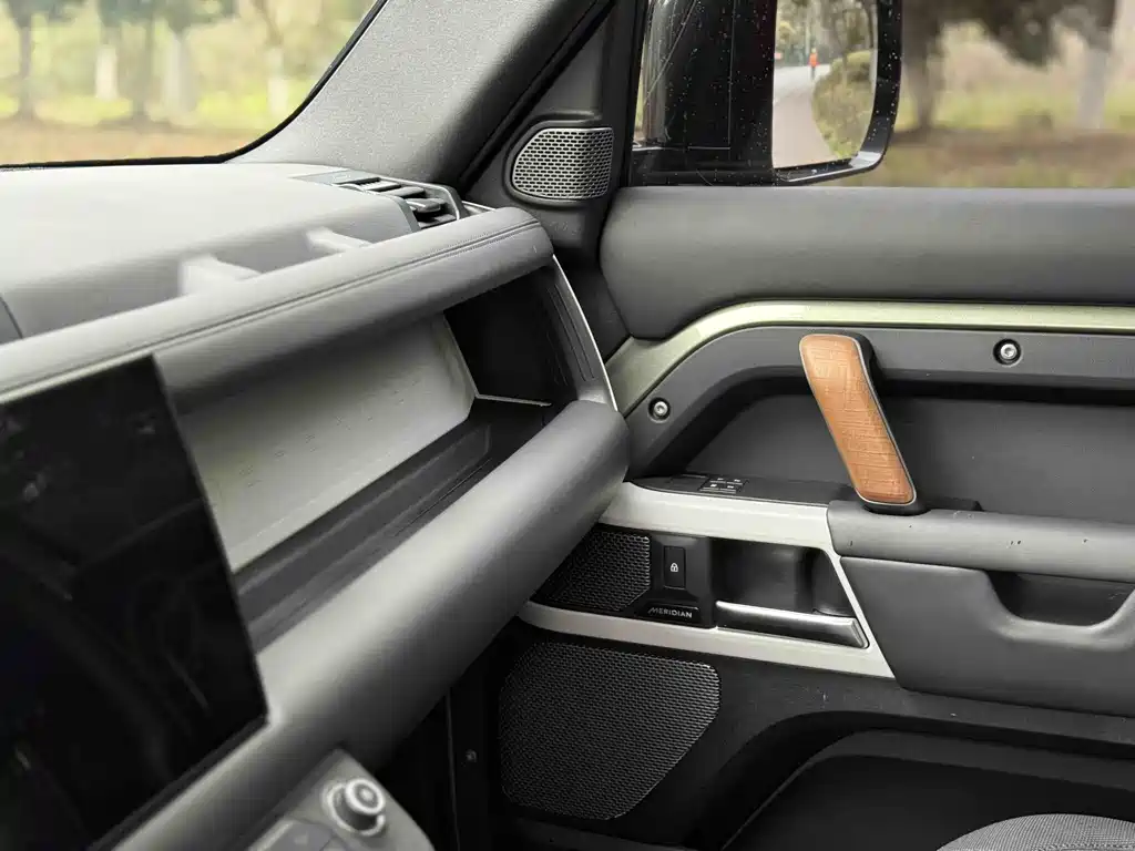 Land Rover Defender 2023 — фото 12