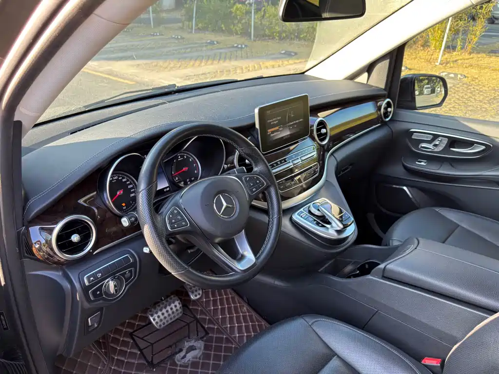 Mercedes-Benz V-Class 2018 — фото 15