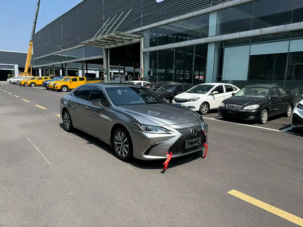 Lexus ES 2021
