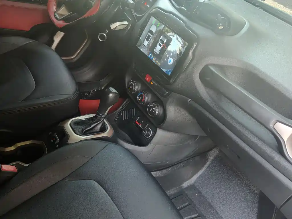 Jeep Renegade 2018 — фото 11