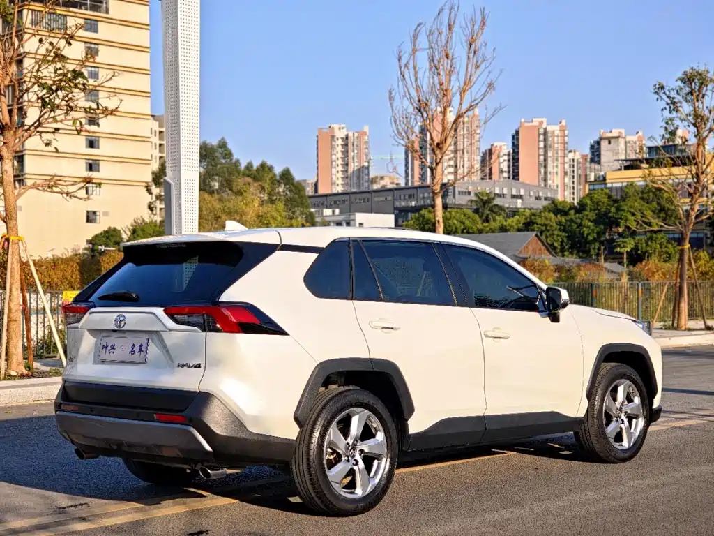 Toyota RAV4 2021 — фото 16