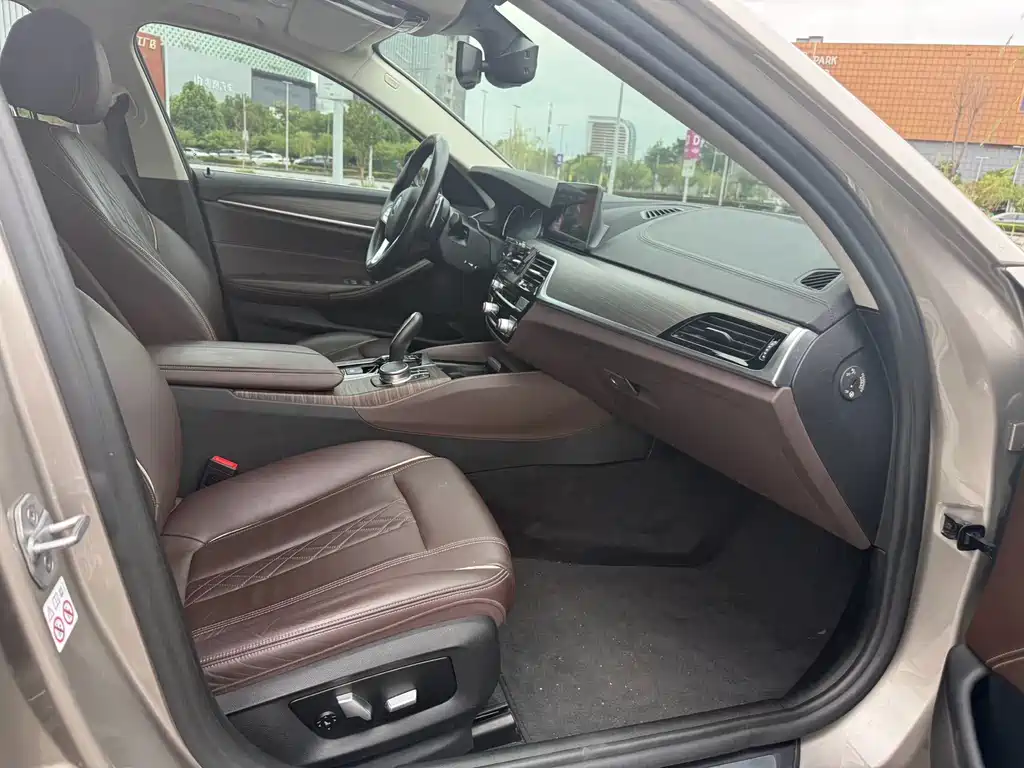BMW 5 Series 2018 — фото 11