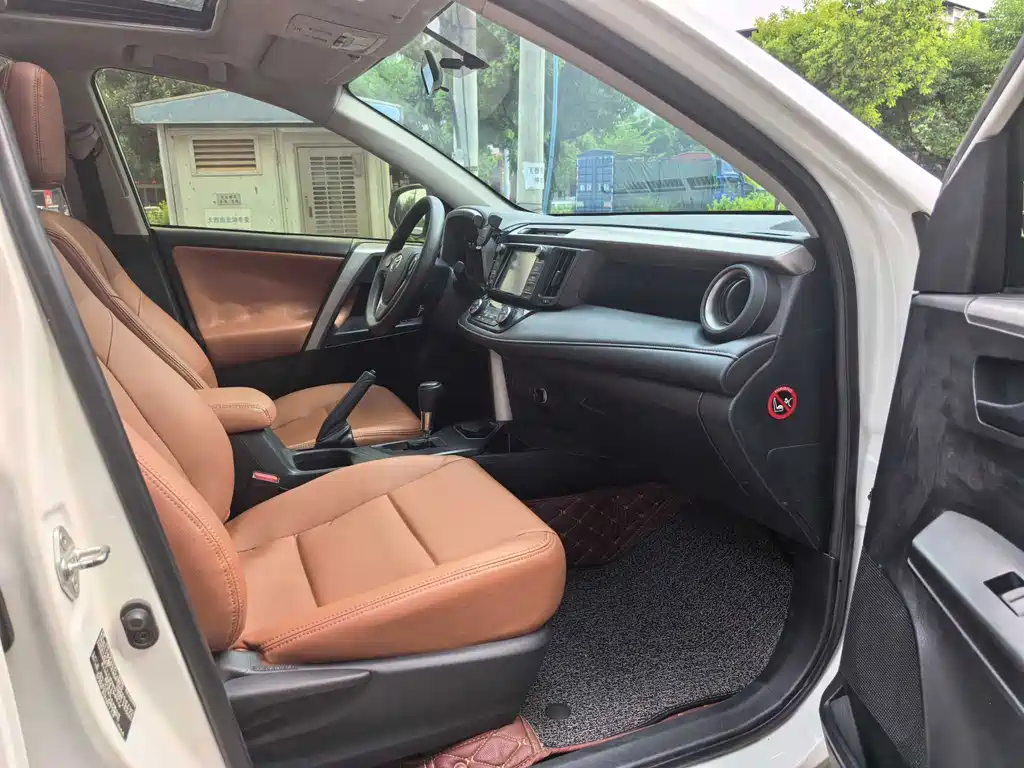 Toyota RAV4 2017 — фото 10