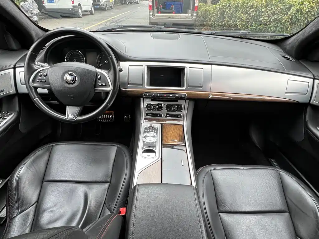 Jaguar XF 2015 — фото 12