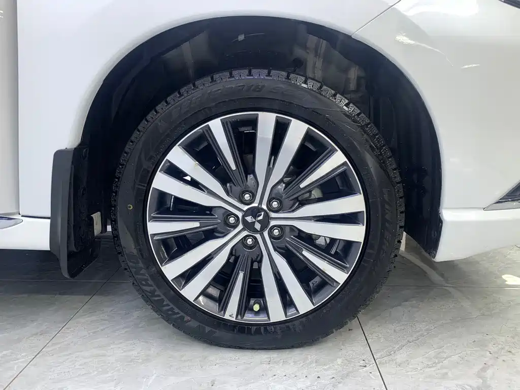 Mitsubishi Outlander 2022 — фото 16