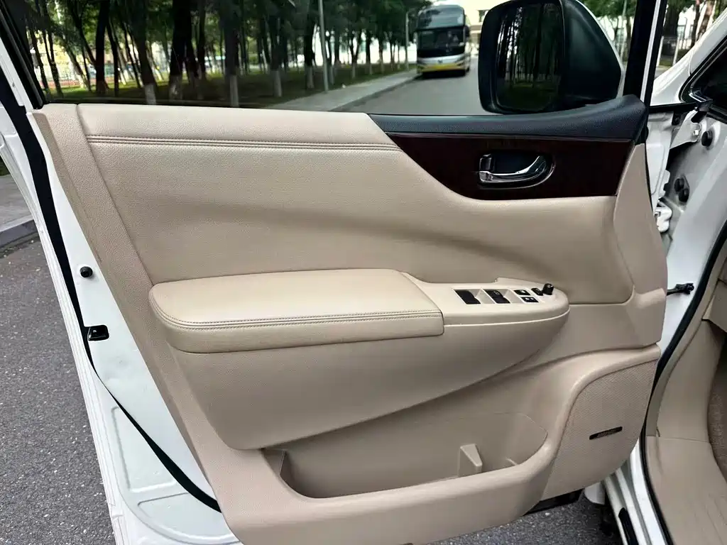 Nissan Quest 2016 — фото 21