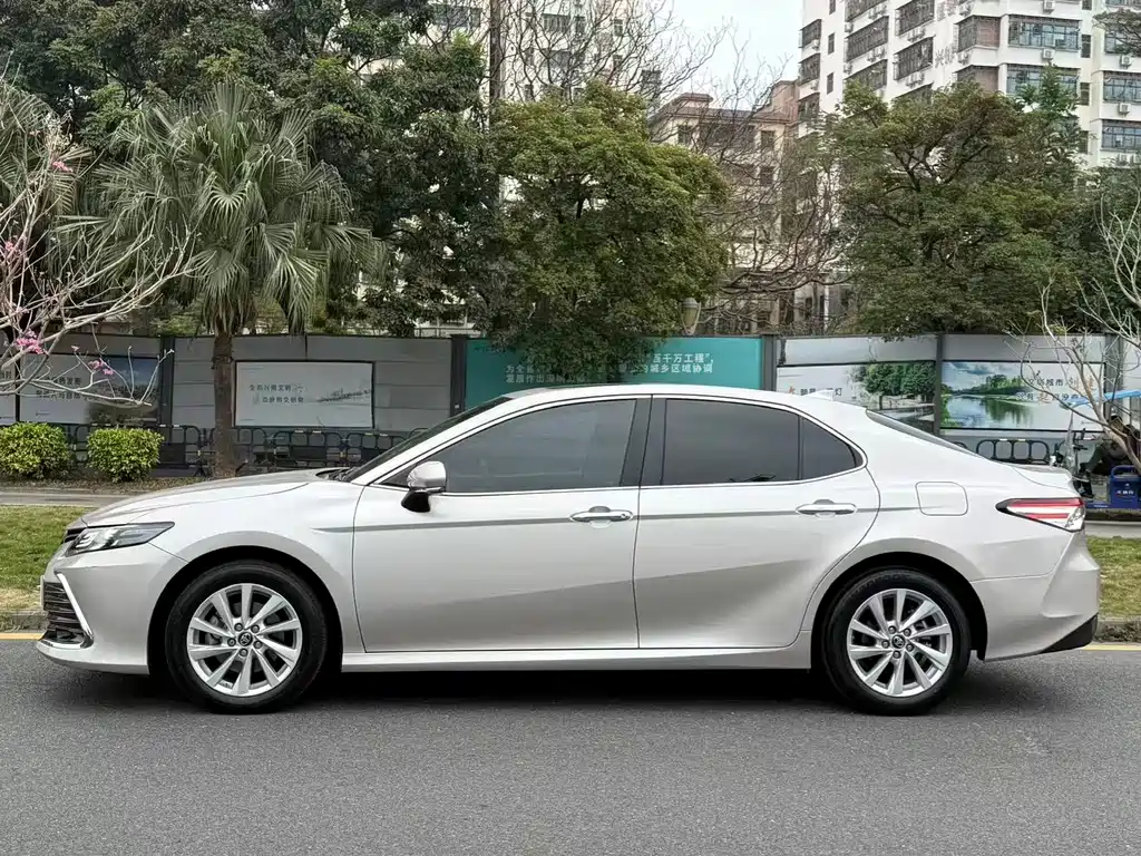 Toyota Camry 2022 — фото 4