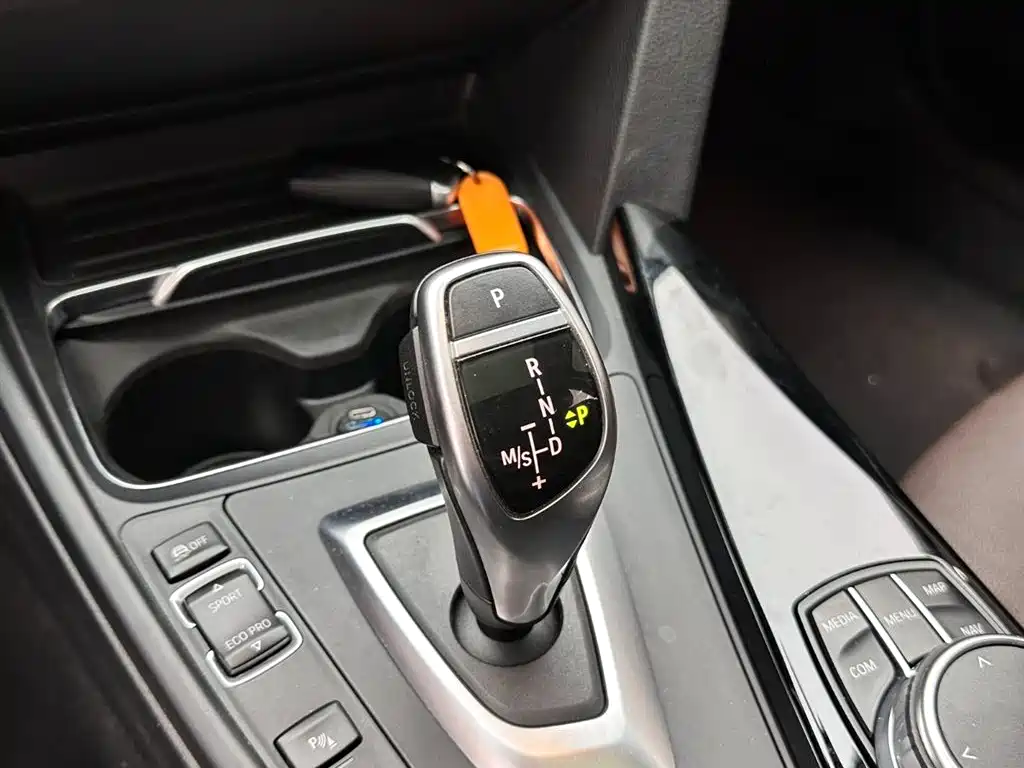 BMW 3 Series 2018 — фото 15