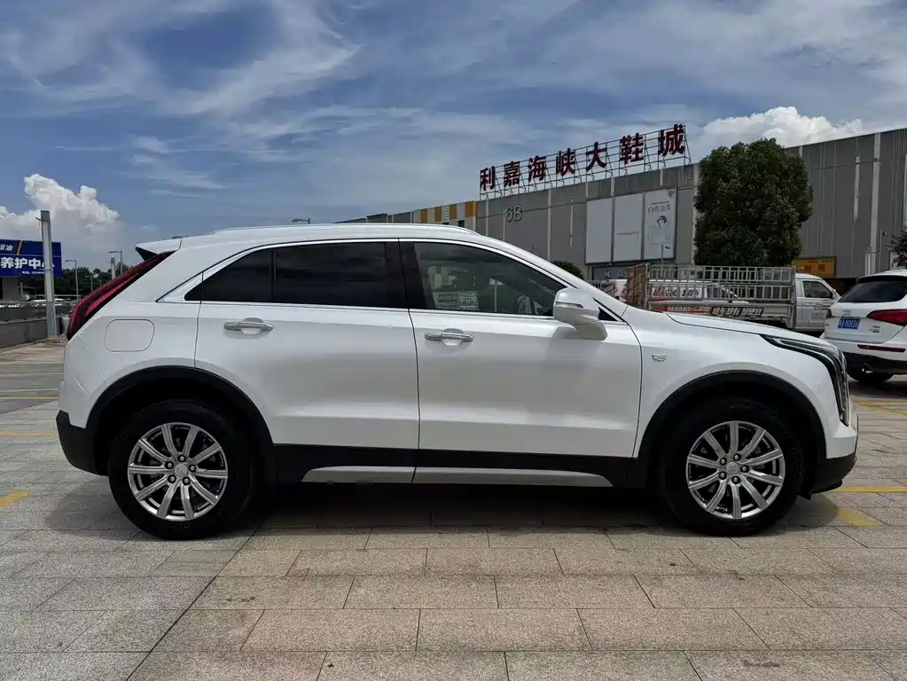 Cadillac XT4 2022 — фото 8