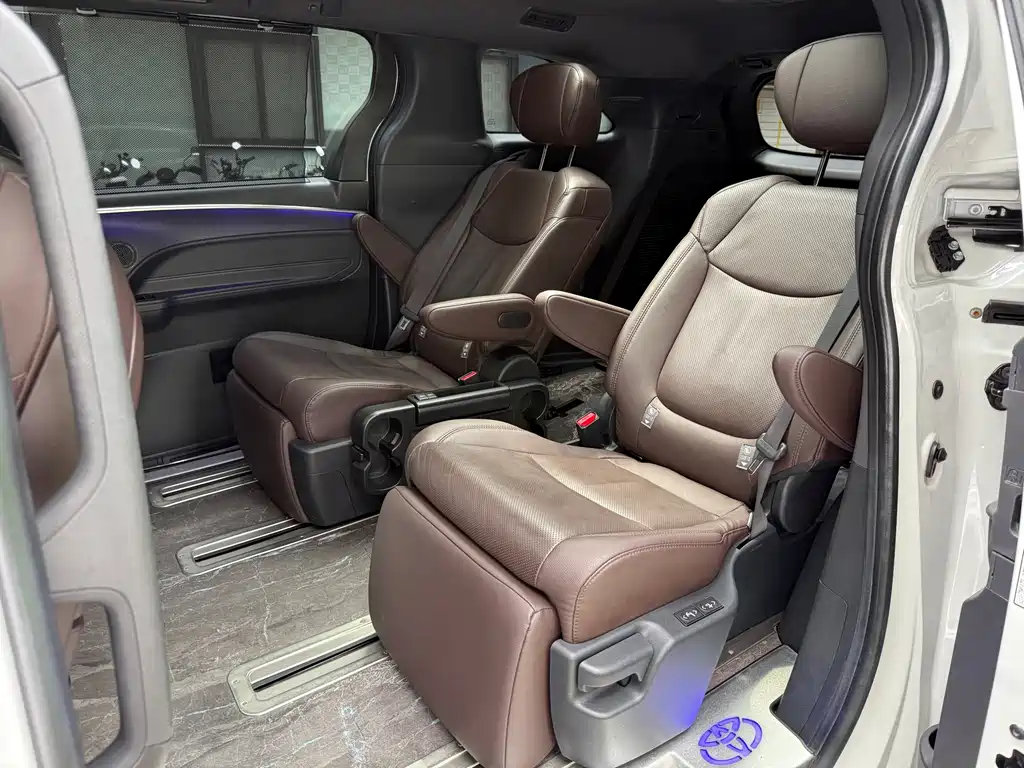 Toyota Sienna 2022 — фото 30