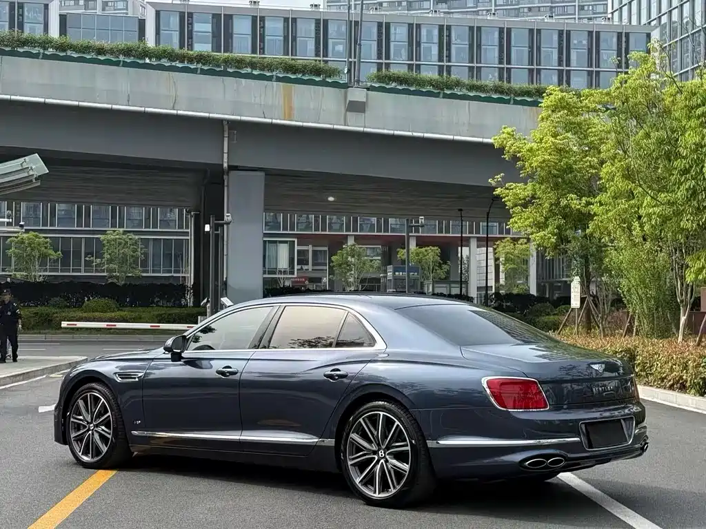 Bentley Flying Spur 2023 — фото 9