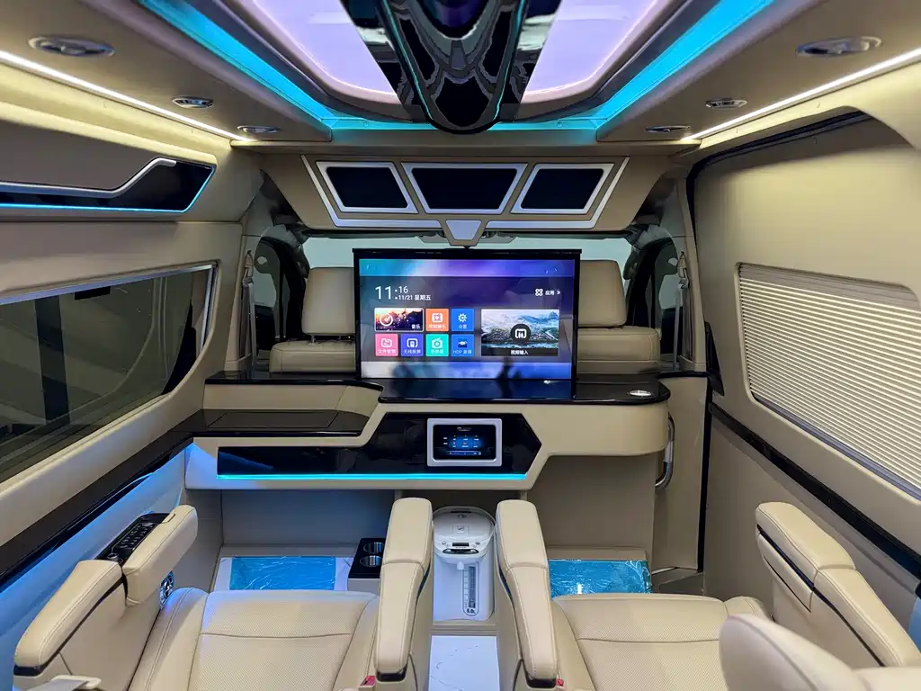 Toyota Hiace 2023 — фото 12