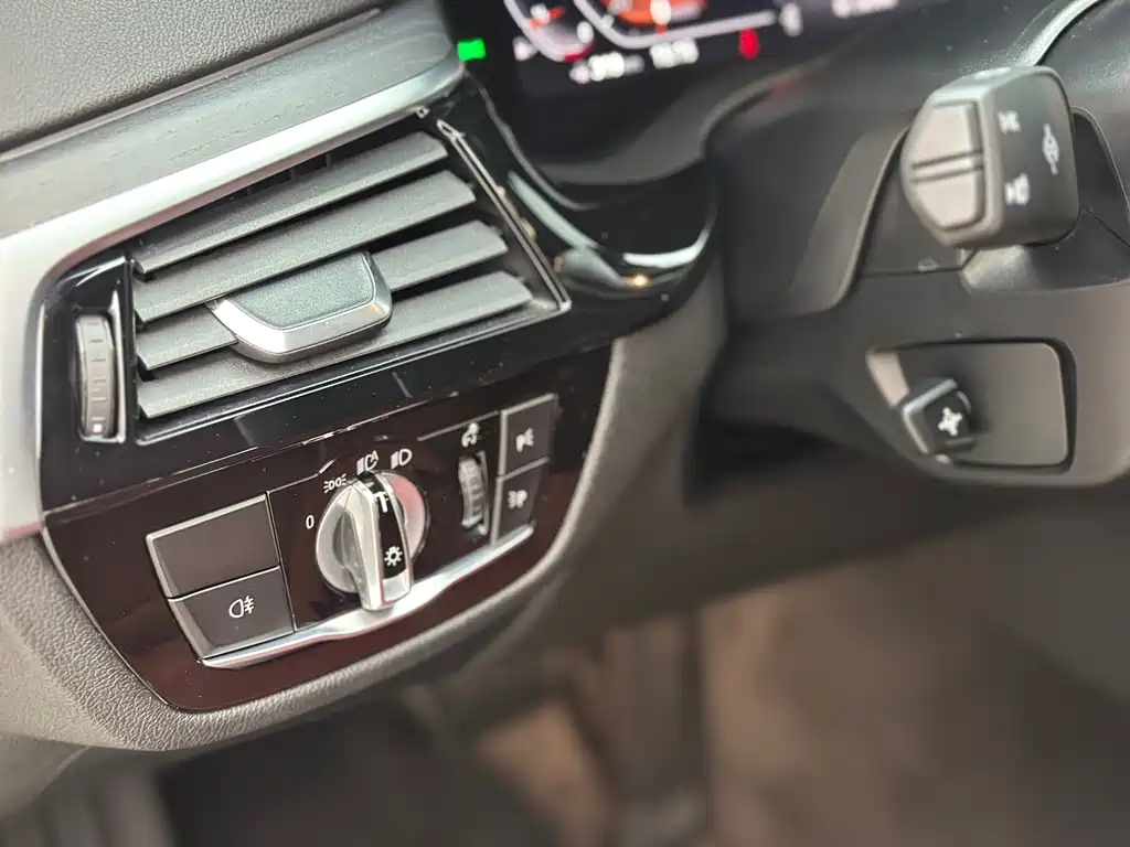 BMW 5 Series 2022 — фото 18