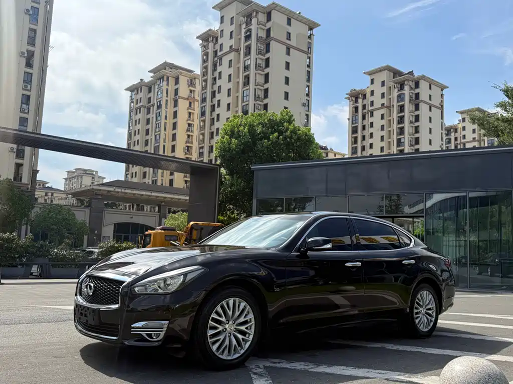 Infiniti Q70 2015