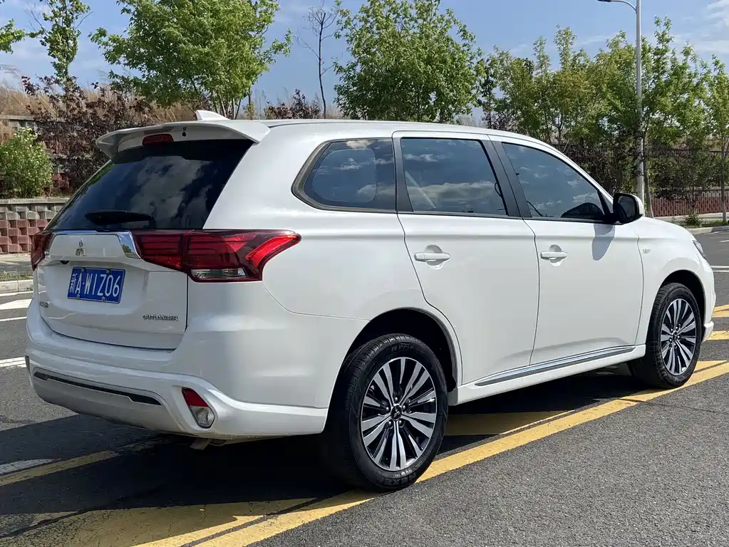 Mitsubishi Outlander 2022 — фото 18