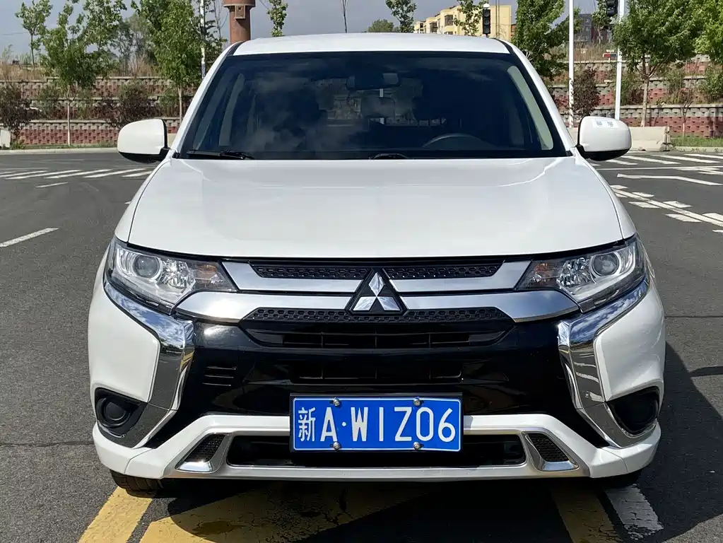 Mitsubishi Outlander 2022 — фото 3