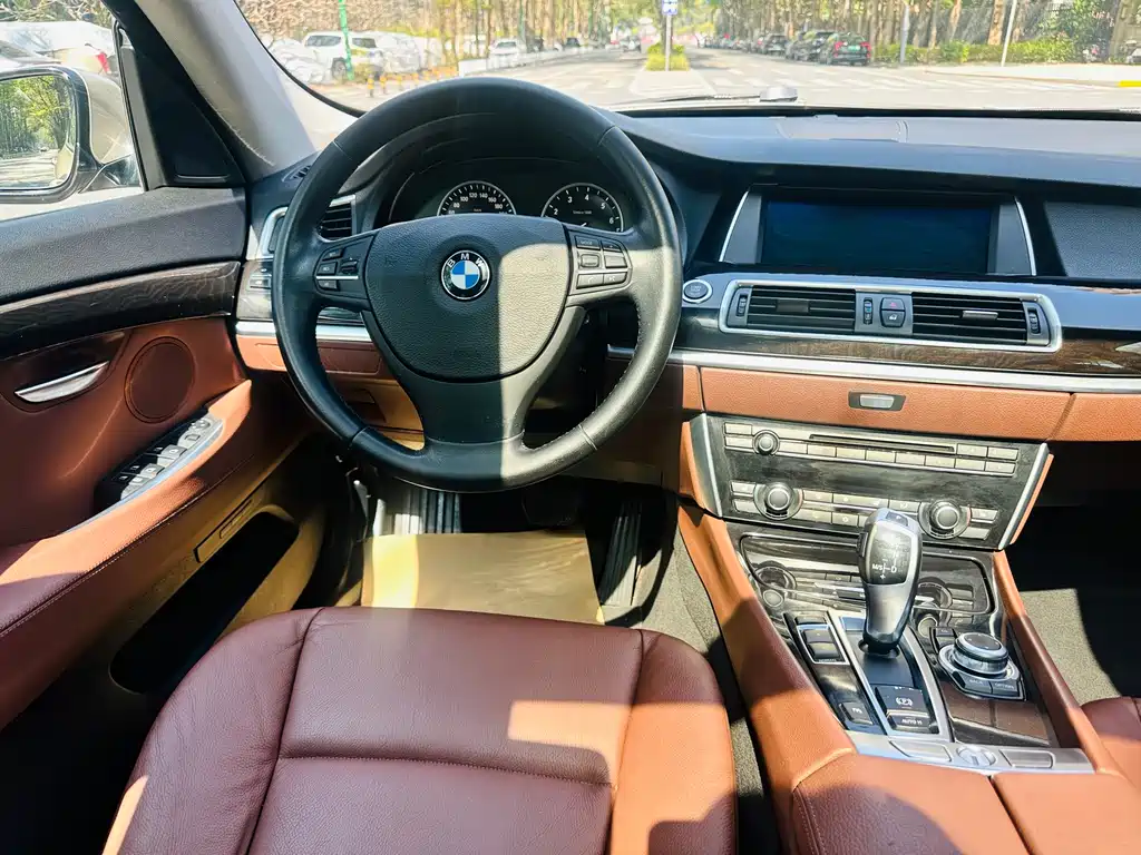 BMW 5 Series GT 2011 — фото 28